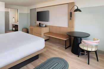Room, 1 King Bed, Pool View