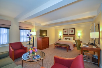 Executive Junior Suite, 1 Queen Bed, Oversized Room and Spacious Sitting area with Sofa Bed