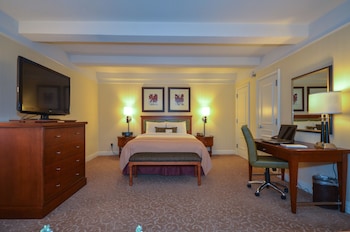 Executive Junior Suite, 1 Queen Bed, Oversized Room and Spacious Sitting area with Sofa Bed