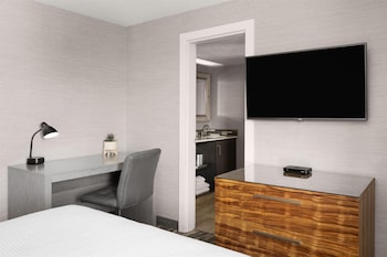 Standard Room, 1 Queen Bed, 1 Double Bed, Non Smoking, Refrigerator & Microwave
