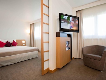 Suite, 1 Queen Bed with Sofa bed