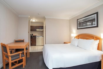 Studio, 1 King Bed, Kitchen (Sofa Bed, Monashee Building)