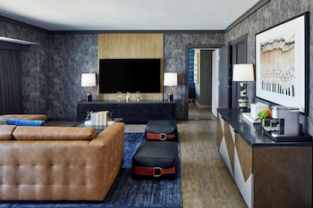 Club Suite, 1 King Bed, Smoking