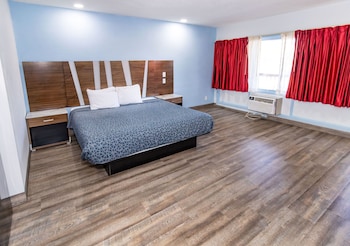 Basic Room, 1 King Bed