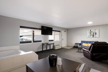 Suite, 1 King Bed, Non Smoking (Efficiency)
