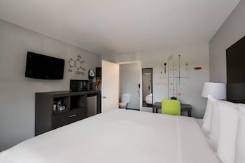 Standard Room, 1 King Bed, Non Smoking, River View