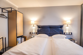 Standard Single Room, 1 Queen Bed
