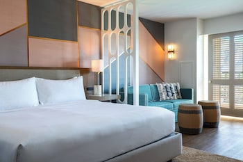 Room, 1 King Bed, Pool View (Balcony)