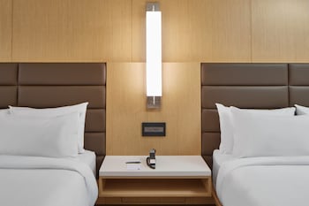 Room, 2 Queen Beds, City View