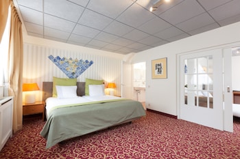 Suite, 2 Twin Beds (Living Room)