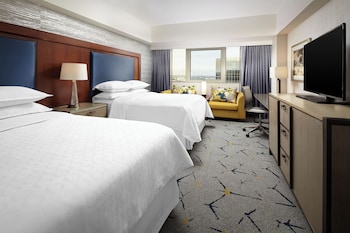 Traditional Room, 2 Queen Beds (Mobility/Hearing Access, Roll-in Shwr)
