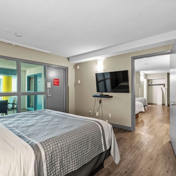 Family Studio Suite, Non Smoking (3 Queen Beds)