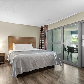 Family Studio Suite, Non Smoking (3 Queen Beds)
