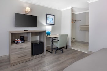 Exterior Room, 1 King Bed Suite with Sofa Bed, Non Smoking
