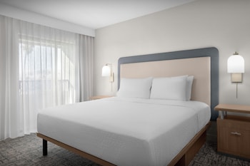Suite, 1 King Bed (Mobility & Hearing, Roll-In Shower)