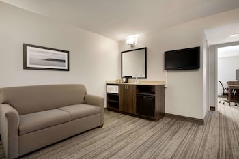 Suite, 1 King Bed, Non Smoking, Ground Floor (One-Bedroom)