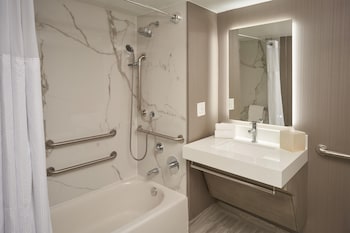 Room, 2 Queen Beds, Mobility Accessible (Bathtub)