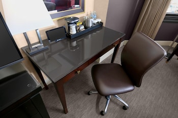 Room, 1 King Bed, Accessible, Bathtub (Mobility/Hearing, Skyline View)