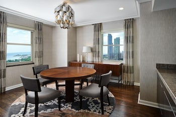 Suite, Multiple Beds, Fireplace