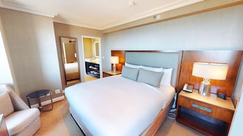 Suite, 1 King Bed, Lake View