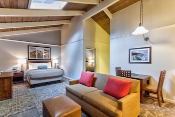 Two Room Queen Cottage with Fireplace
