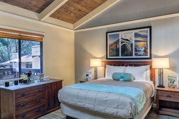 Two Room Queen Cottage with Fireplace