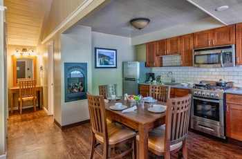 Two Room Queen Kitchen Cottage