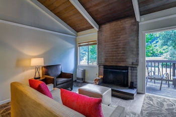 Two Room Queen Cottage with Fireplace