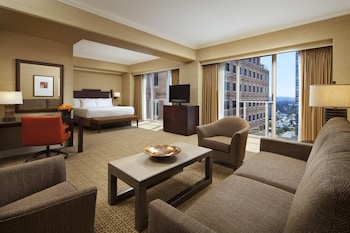 Suite, 1 King Bed with Sofa bed, Corner