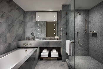 Fairmont Gold, Corner Suite, 1 Bedroom, 1 King Bed