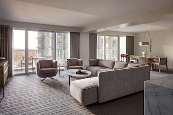 Producers Suite, 1 Bedroom, 1 King Bed (Hearing & Mobility Accessible)