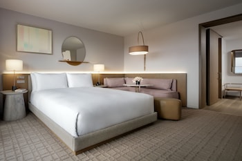 Signature Room, 1 King Bed (Hearing & Mobility Accessible)