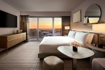 Signature Room, 1 King Bed (Hearing & Mobility Accessible)