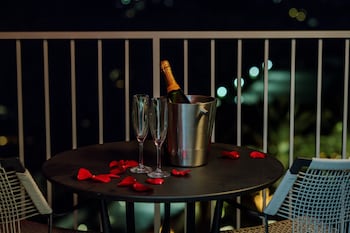 Fairmont Gold, Signature Corner Suite, 1 Bedroom, 1 King Bed (Hearing & Mobility Accessible)