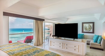 Infinite Ocean Front One Bedroom Master Suite (1 King)