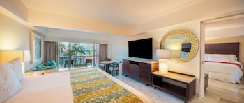 Ocean Front Two Bedroom Family & Friends Suite (1K+2Q)