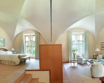 Suite, 1 Bedroom (Cloister, King )