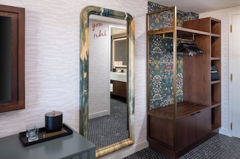 Deluxe Room, 1 King Bed