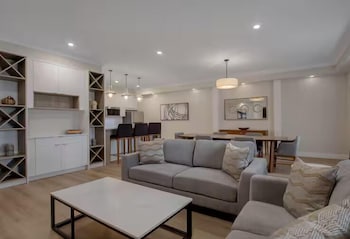 1 King Prime Minister Suite