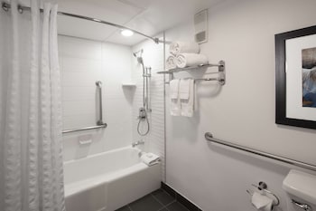 Suite, 1 King Bed, Accessible, Bathtub
