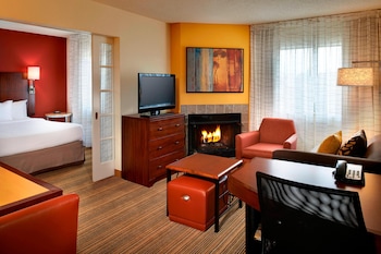 Suite, 1 Queen Bed with Sofa bed, Fireplace (One Bedroom with Fireplace)