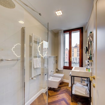 Superior Room, 1 Queen Bed, Non Smoking, Canal View