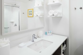 Room, 1 King Bed, Accessible (Hearing)