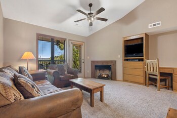 2-BD Waterfront Penthouse Condo 610