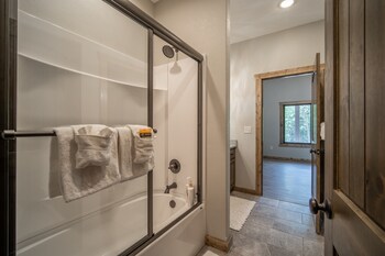 Indian Point - 5-Bedroom Lodge 168