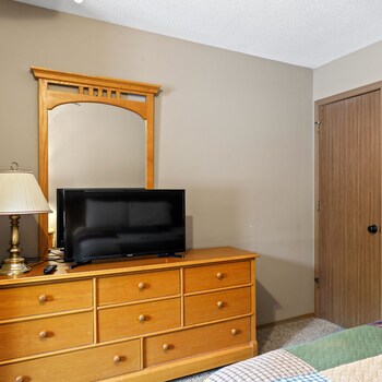 2-BD Waterfront Walk-In Condo - 606
