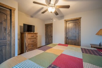 2-BD Waterfront Condo - Walk-In Level - 607