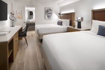 Guest room, 2 Queen, Red Rocks view, Mid floor