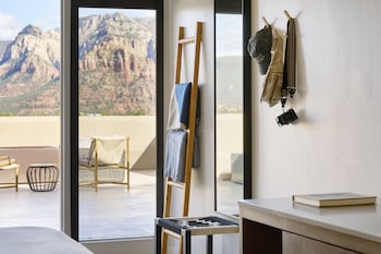 2 Queen Room, High Floor, Red Rocks View