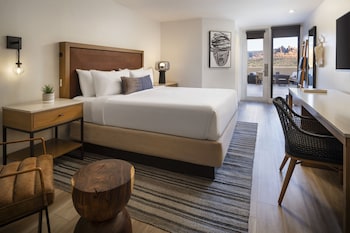Guest room, 1 King, Red Rocks view, High floor, Fireplace